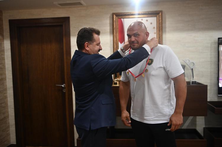 Başpehlivan Dağdeviren rakiplerine meydan okudu 0
