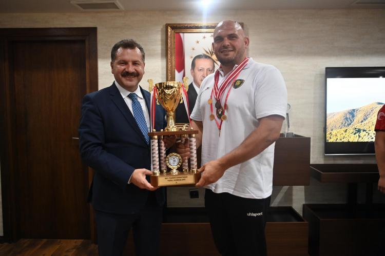 Başpehlivan Dağdeviren rakiplerine meydan okudu 1