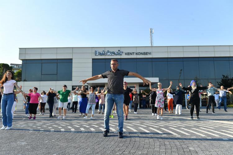 Kurtuluşun 100. yılında 100 Kişi ile Zeybek Gösterisi 0