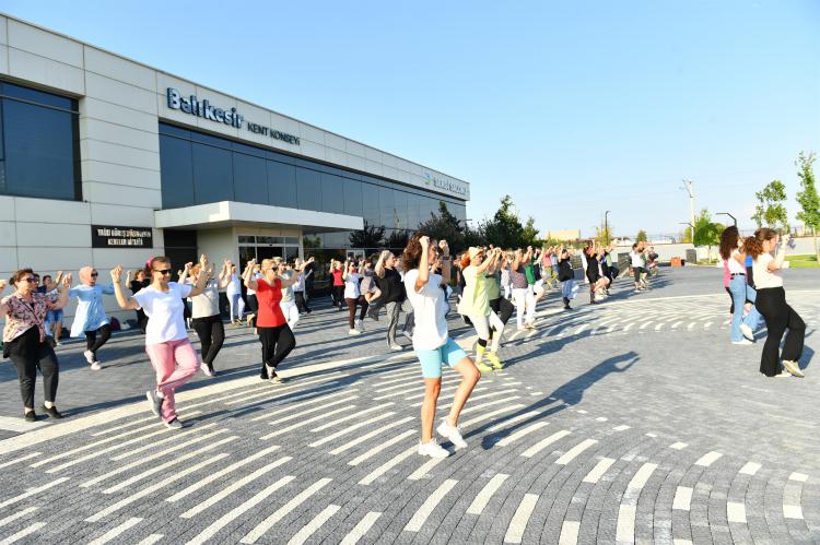 Kurtuluşun 100. yılında 100 Kişi ile Zeybek Gösterisi 1