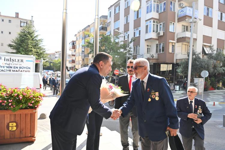 Balıkesirli Gaziler Balıkesir Büyükşehir Belediyesi’ni ziyaret etti. 0