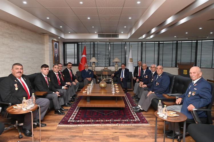 Balıkesirli Gaziler Balıkesir Büyükşehir Belediyesi’ni ziyaret etti. 1